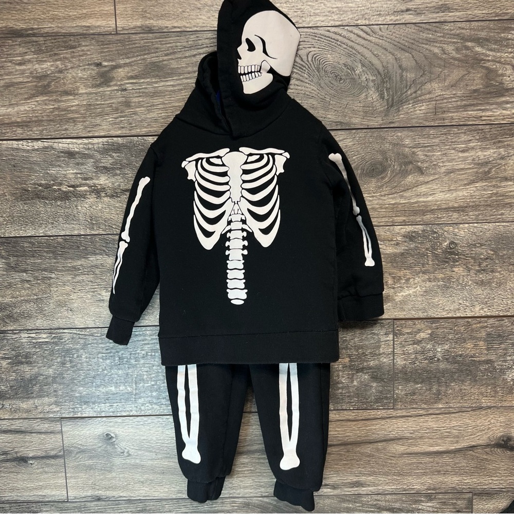 Free Planet Skeleton Hoodie Costume - Black and White